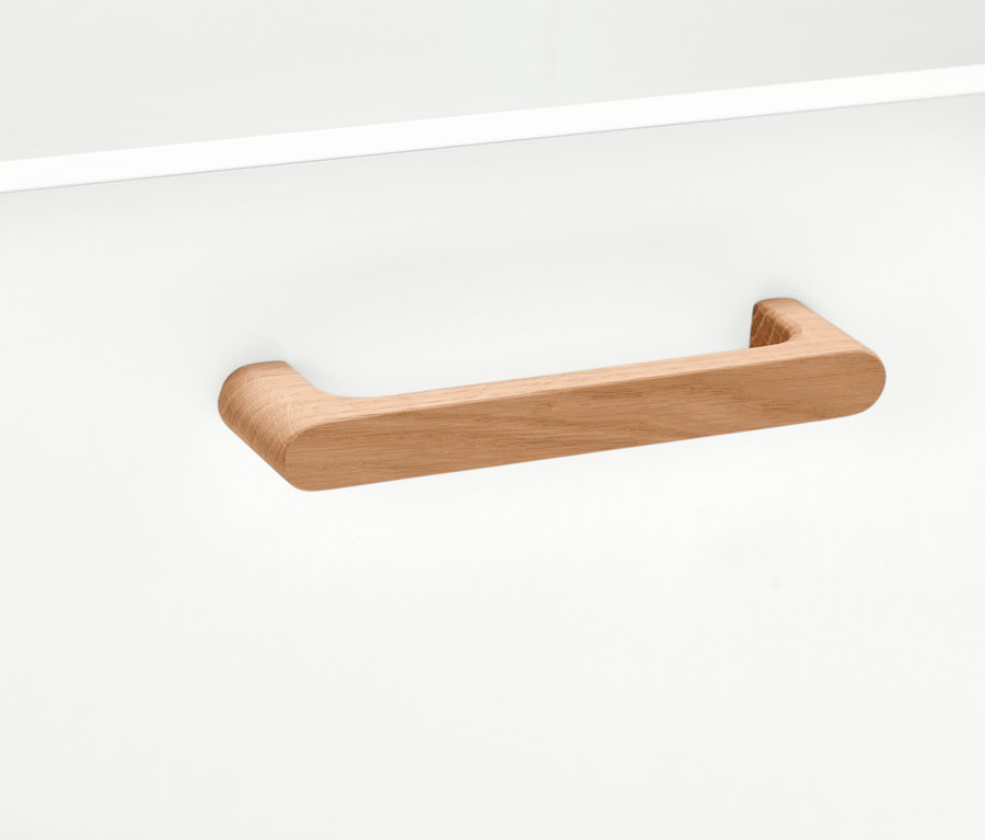 Detailaufnahme einer weißen Aufbewahrungskiste mit Holzgriff.