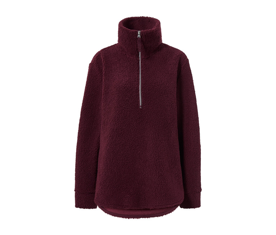 Ein weinroter, langärmliger Oversized Teddypullover mit kurzem Reißverschluss.