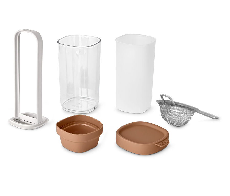 Lékué Nuss-und-Getreide-Milch-Maker Set mit Behältern, Deckeln, Halterung und Sieb.