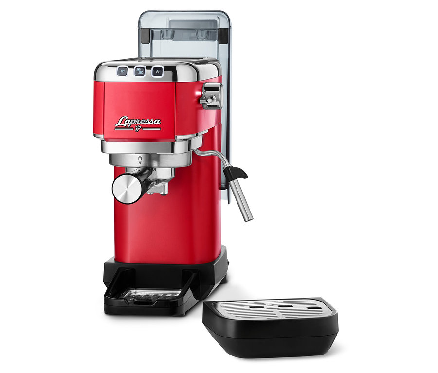 Eine rote »Lapressa« Siebträgermaschine auf weißem Hintergrund.