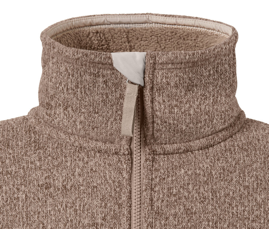 Detailaufnahme einer braunen Thermo-Strickfleece-Jacke mit Kragen und Reißverschluss.