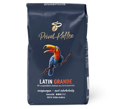 Eine Packung Privat Kaffee Latin Grande - 500 g Ganze Bohne mit einem Tukan darauf.