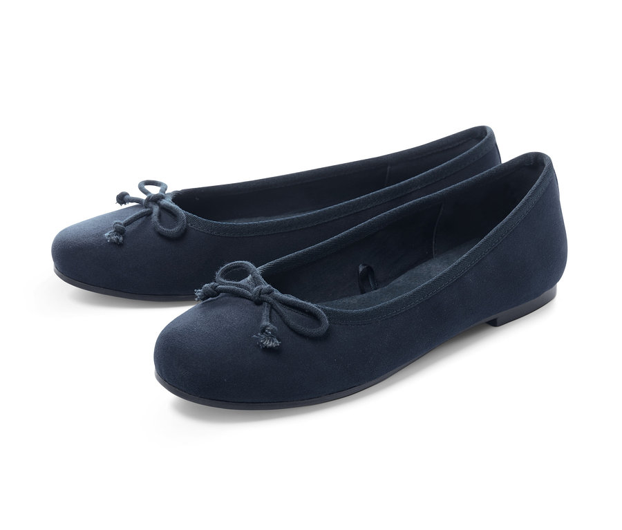 Zwei blaue Ballerinas mit Schleife auf einem weißen Hintergrund.