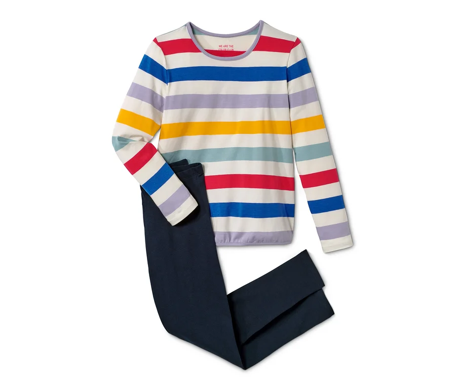 Kids-Pyjama mit gestreiftem Oberteil und dunkelblauer Hose.