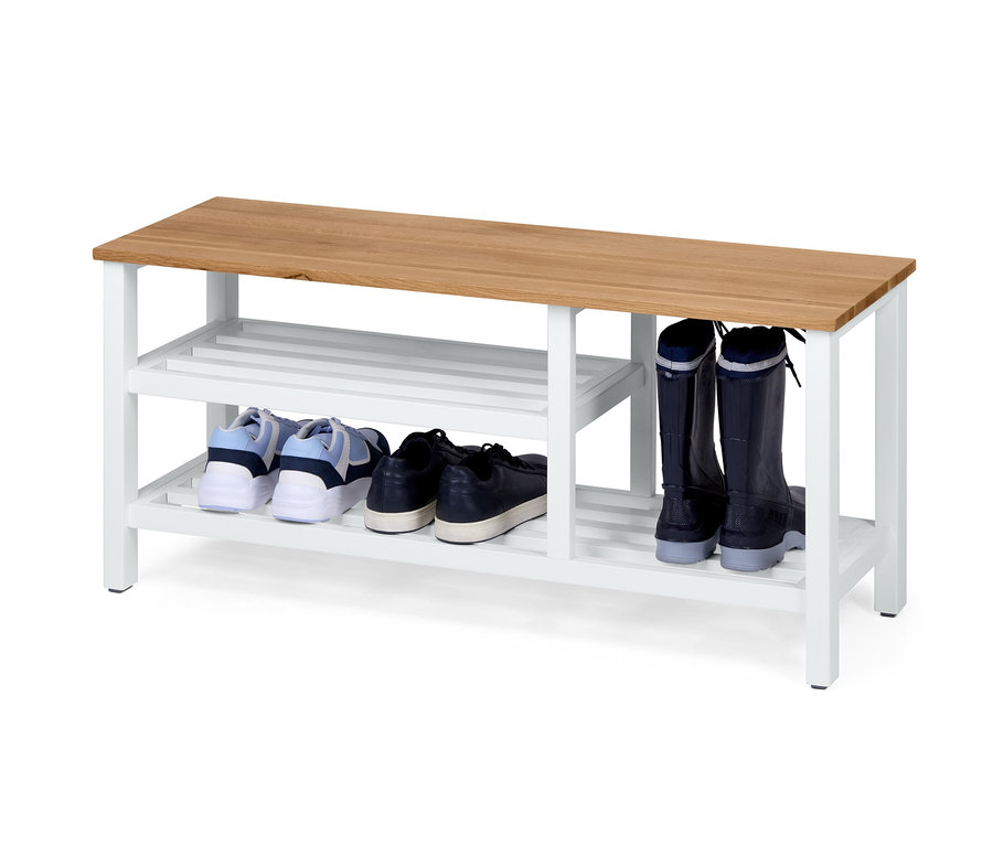 Offene Sitzbank mit Schuhfach, aus FSC®-zertifiziertem Holz mit Schuhen in den Fächern.