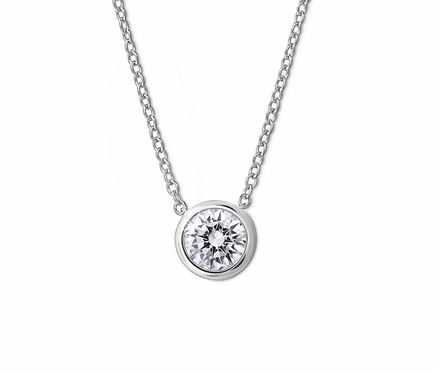 Nahaufnahme einer Kette aus 925er Silber mit Zirkonia.