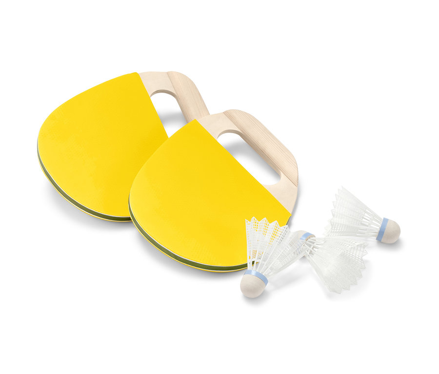 Zwei gelbe Schläger und drei weiße Bälle mit blauem Streifen aus einem Padminton-Set.