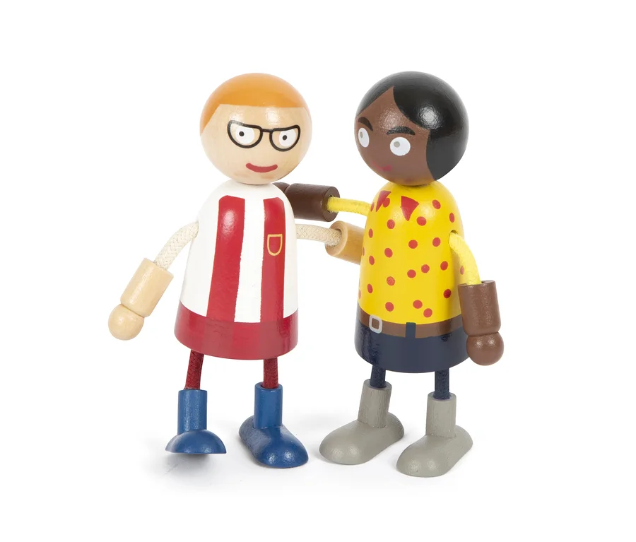 Zwei small foot Biegepuppen-Figuren stehen nebeneinander.