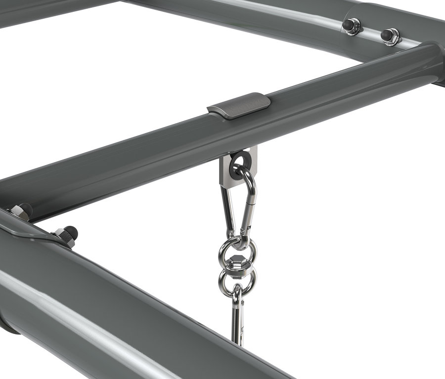 Detailansicht eines grauen EXIT Klettergerüst MB220 mit Karabinerhaken.