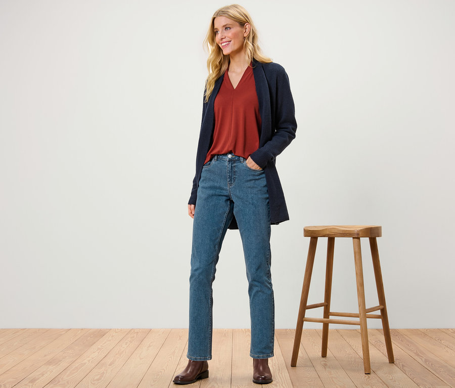 Eine Frau posiert in Straight Jeans – Fit »Juna«, einem Oberteil und einem Blazer.