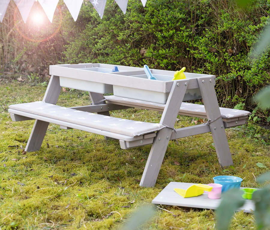 Graue roba Kinder-Outdoor-Sitzgruppe »Picknick for 4« mit Spielwannen steht auf einer Wiese.