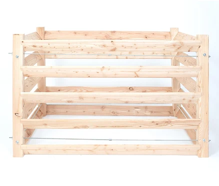 Komposter aus hellem Holz mit horizontalen Lamellen und Metallstangen.