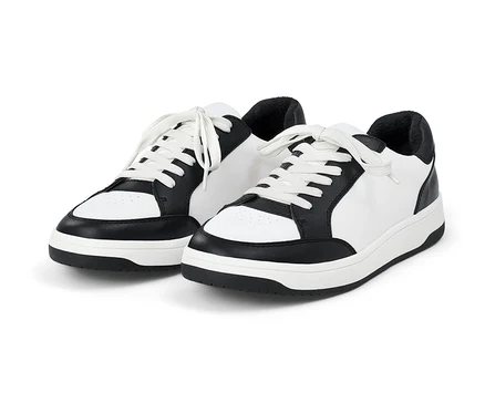 Zwei Leder-Sneaker in Schwarz und Weiß mit weißen Schnürsenkeln.
