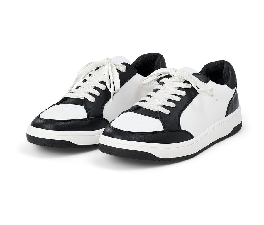 Zwei Leder-Sneaker in Schwarz und Weiß mit weißen Schnürsenkeln.