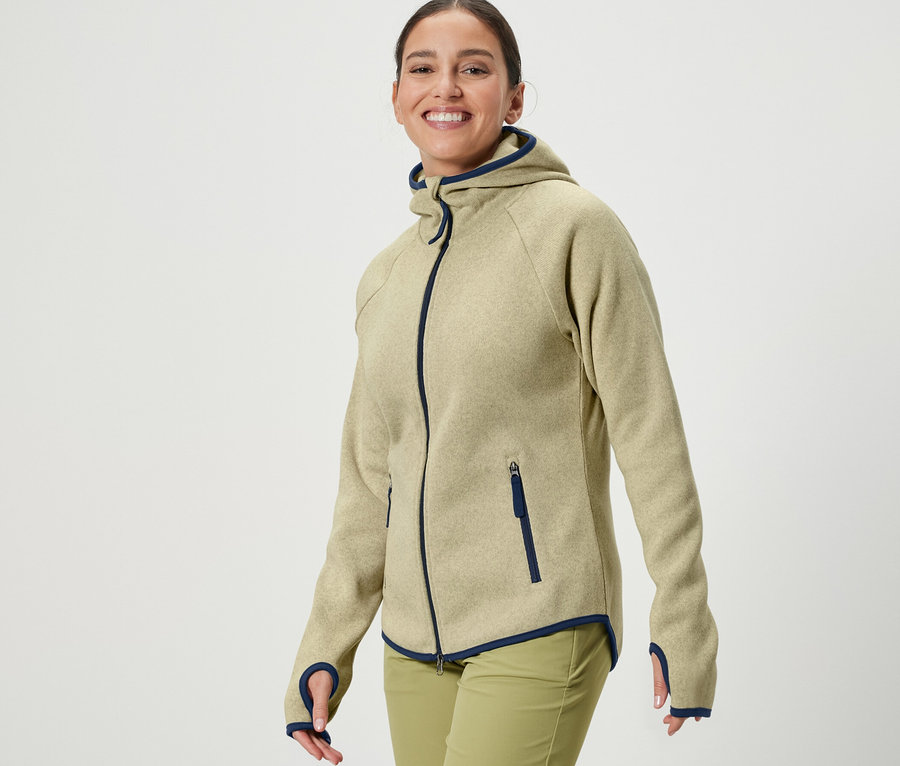 Frau trägt eine gelbe Strickfleece-Jacke.