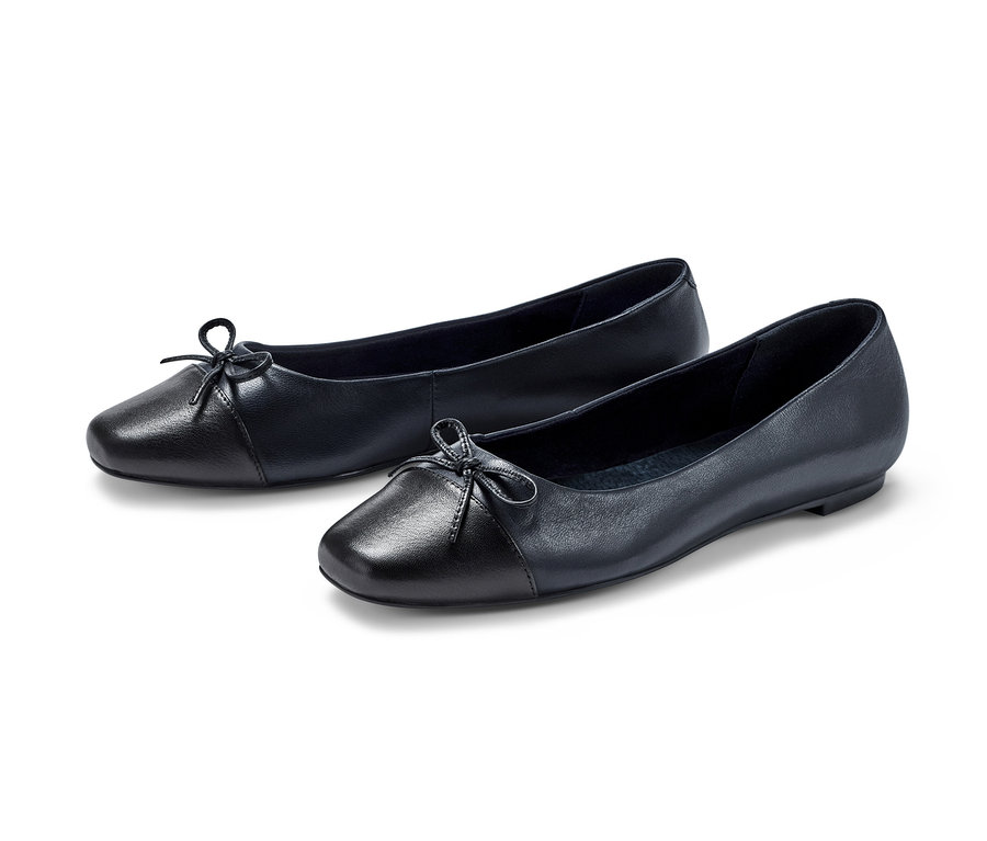Zwei marineblaue Leder-Ballerinas.