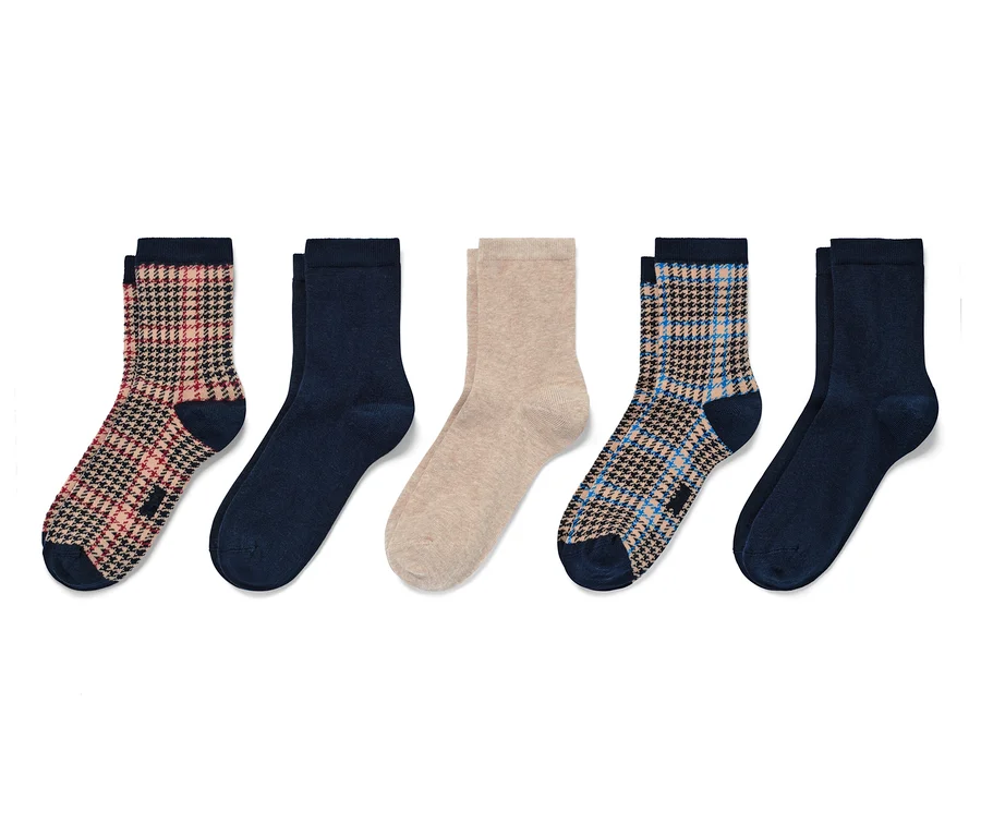 Fünf Paar Socken in verschiedenen Farben und Mustern.