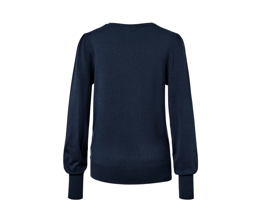 Dunkelblauer Feinstrickpullover.