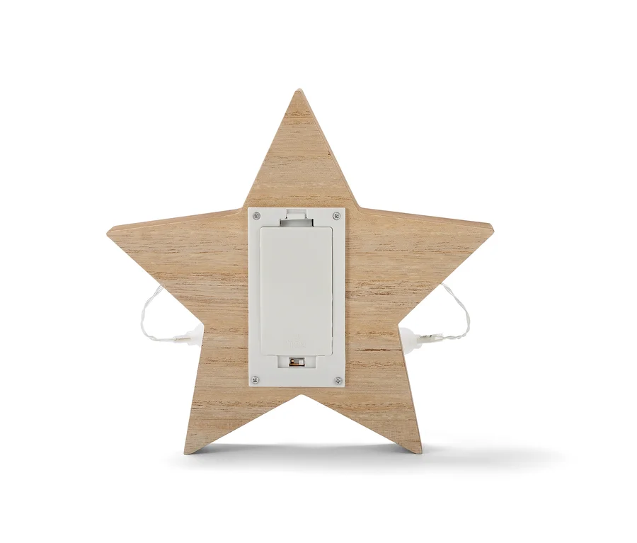 Nahaufnahme der Rückseite einer hölzernen LED-Dekofigur Stern mit sichtbarem Batteriefach.
