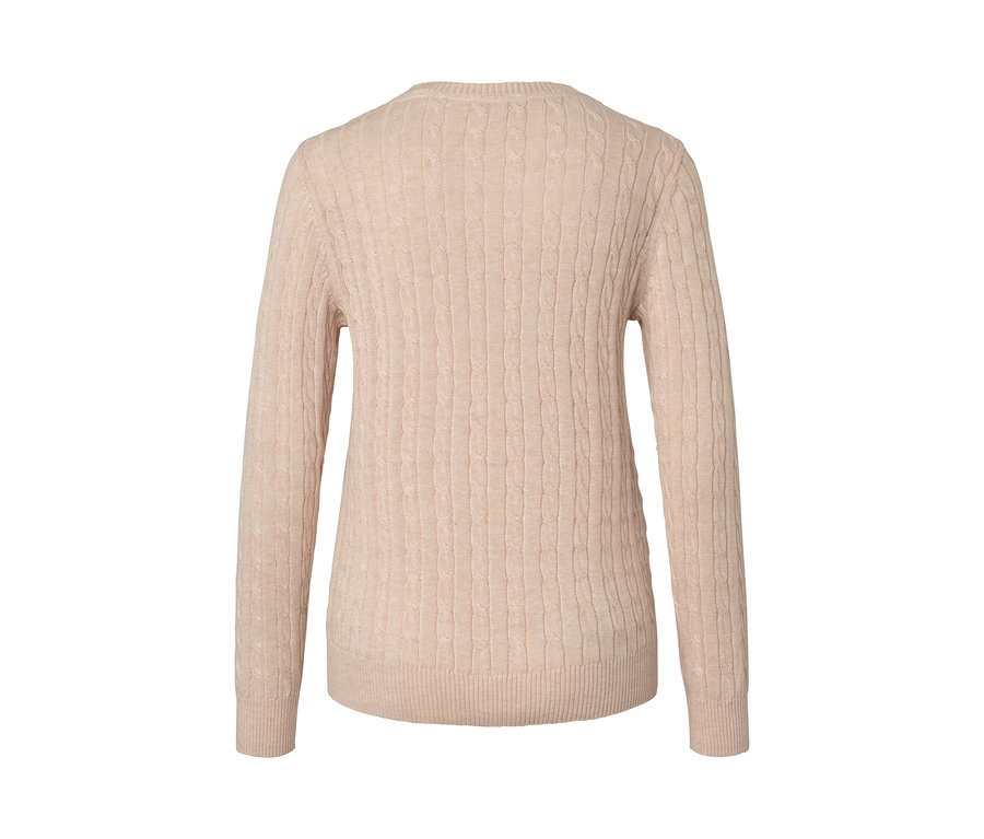 Detailansicht eines cremefarbenen Zopfstrickpullovers.