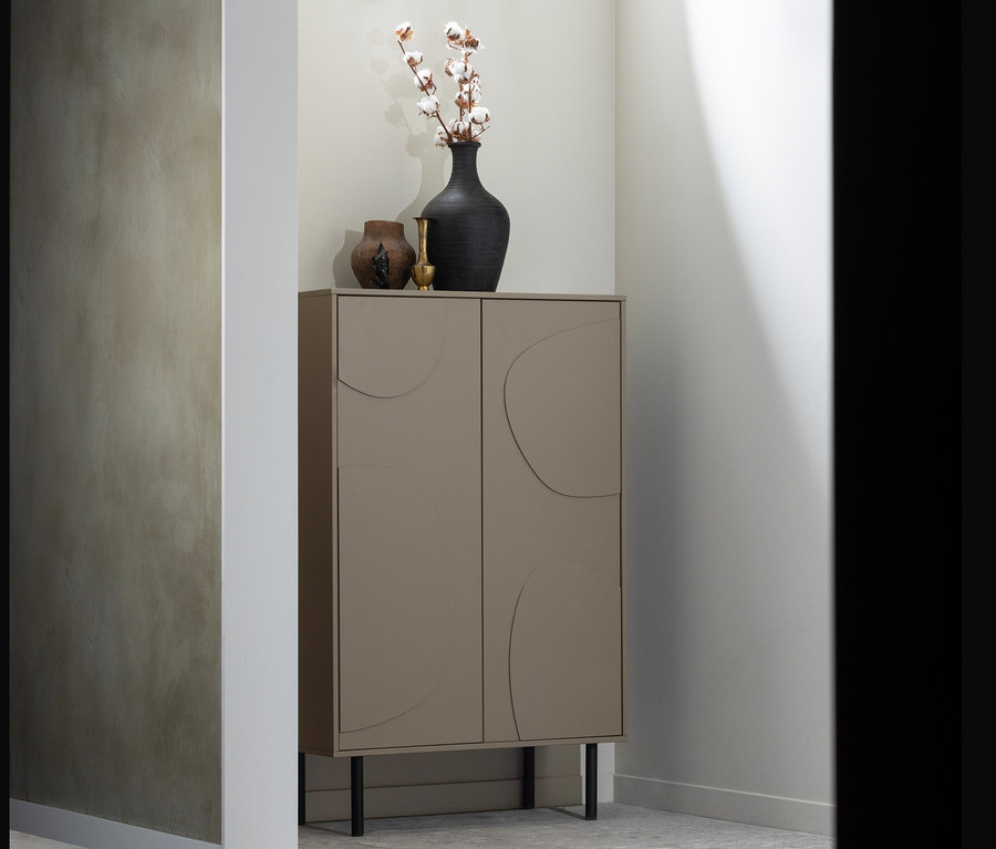 Woood Lagerschrank »Cadiz« aus Kiefernholz steht im Raum. Auf dem Schrank stehen Vasen.