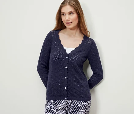 Frau trägt eine dunkelblaue Strickjacke mit Ajour-Muster.