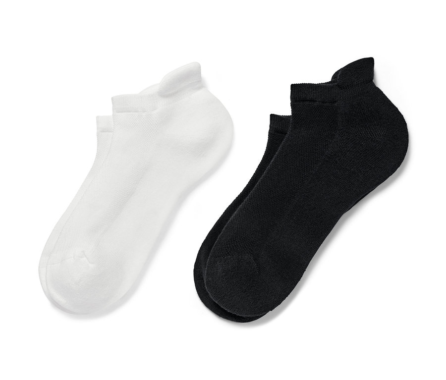 Zwei Paar Sport-Sneakersocken, ein Paar schwarz und ein Paar weiß.