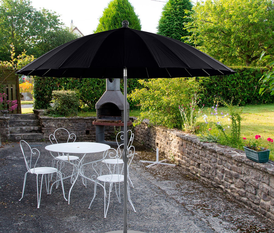 Schwarzer Leco Aluminium-Sonnenschirm »Shanghai«, Ø ca. 270 cm über einem weißen Bistro-Set aus Metall im Freien.