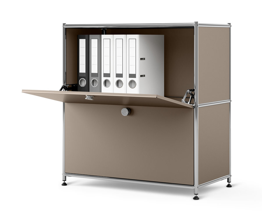 Geöffnetes niedriges Sideboard Metall »CN3« mit Klappenfächern und Ordnern im Inneren.