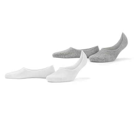 Zwei Paar weiße und zwei Paar graue Sneaker-Füßlinge.