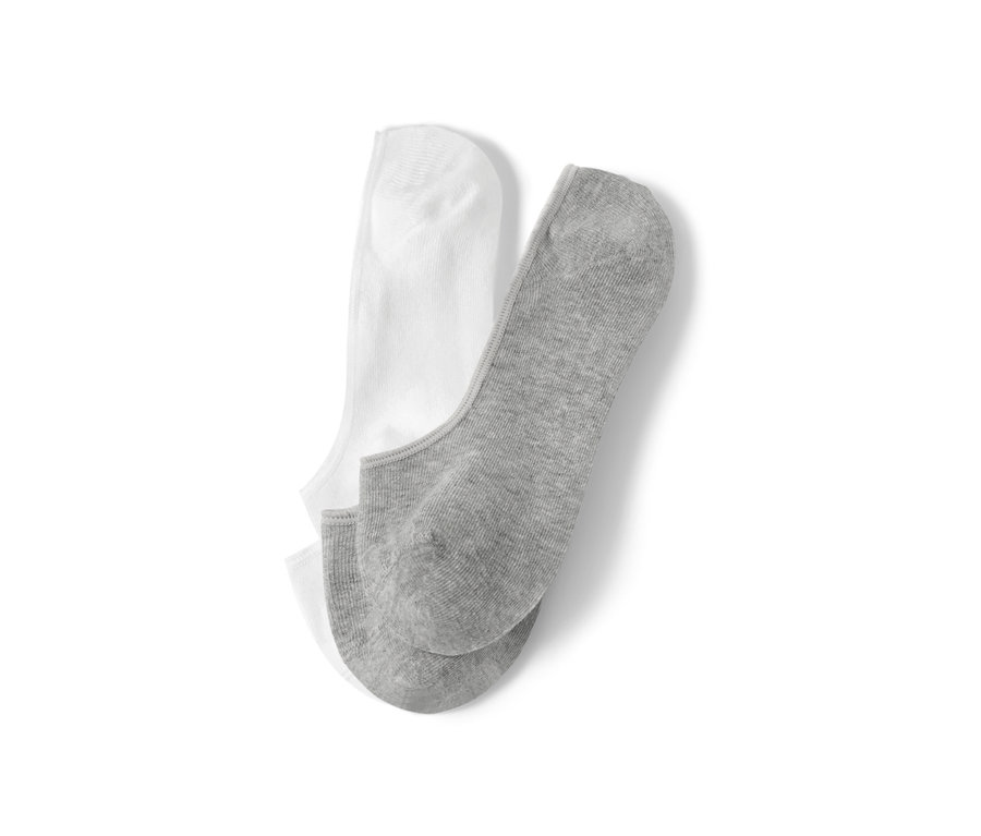 Zwei Paar Sneaker-Füßlinge, ein Paar weiß, ein Paar grau.