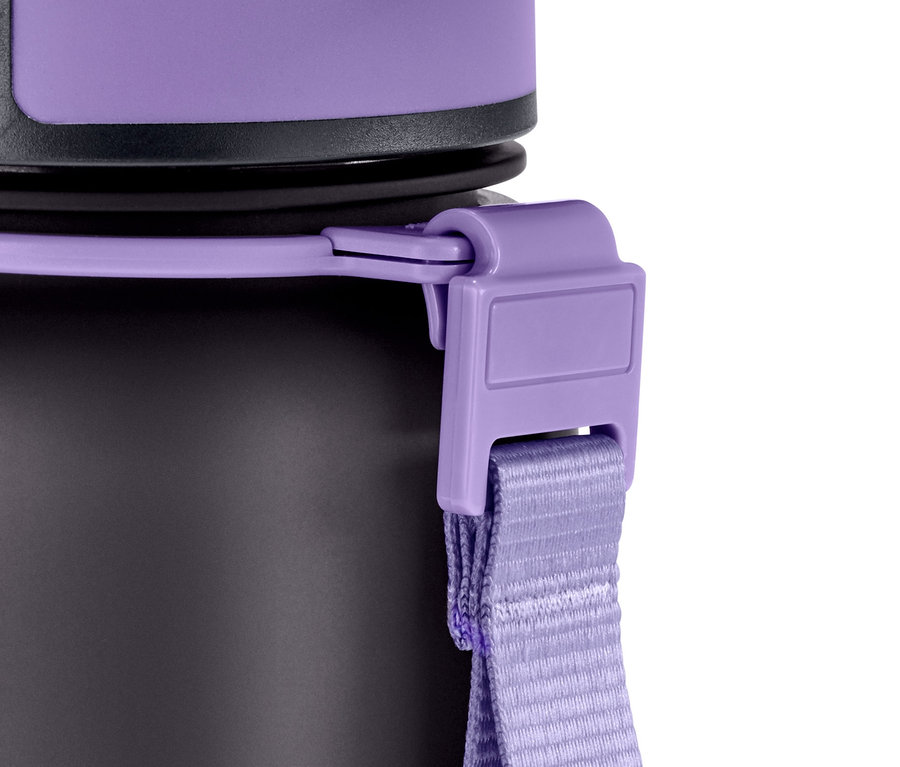 Detailaufnahme einer schwarzen Trinkflasche mit lila Verschluss und Band.