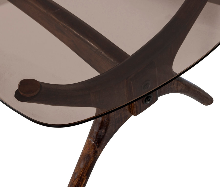 Detailansicht eines walnussfarbenen BePureHome »Flash« Couchtischs mit Glasplatte.