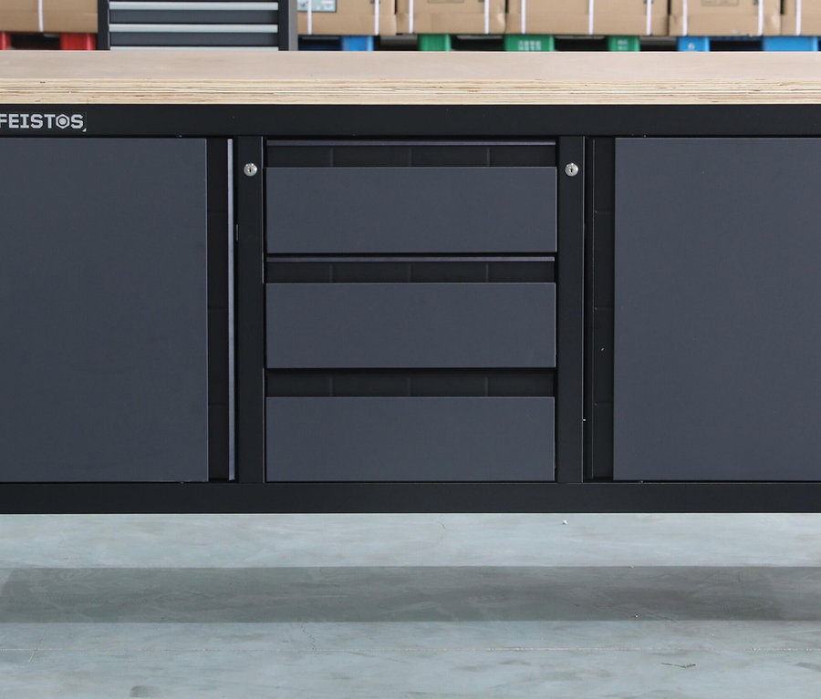 Frontansicht der grauen FEISTOS Werkbank "Heros 2" mit einer Holzplatte und drei Schubladen.