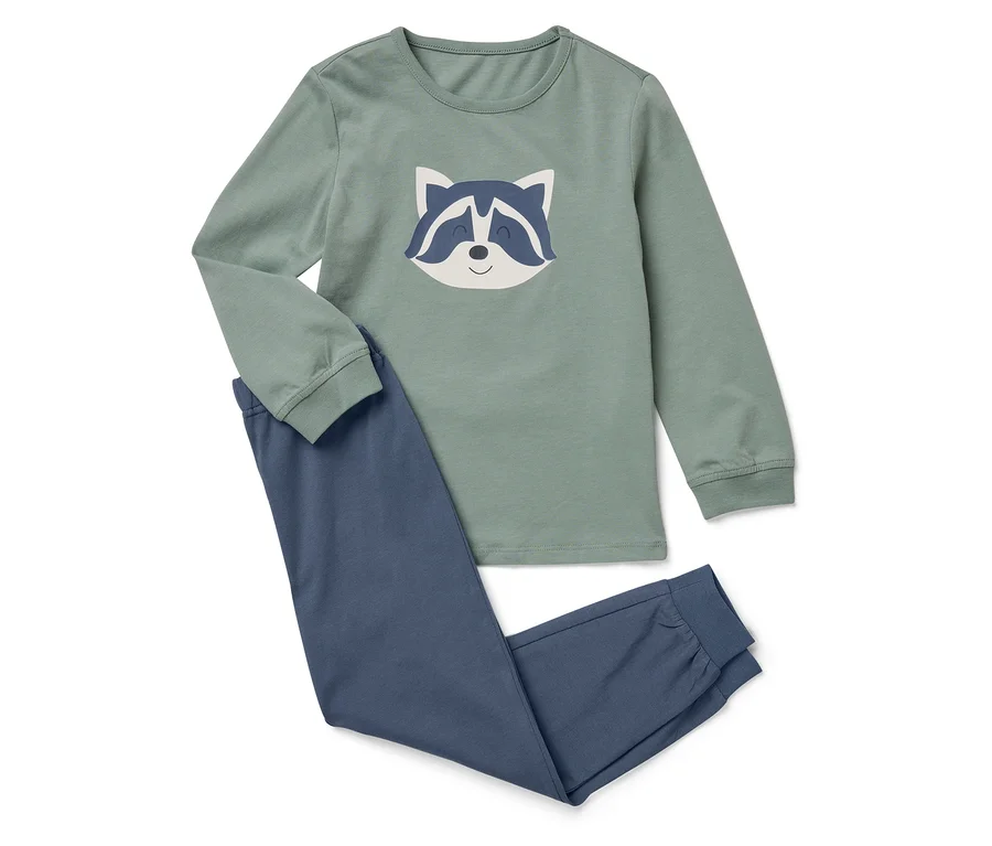 Ein grüner Schlafanzug mit langen Ärmeln und Waschbär-Aufdruck und eine blaue Hose.