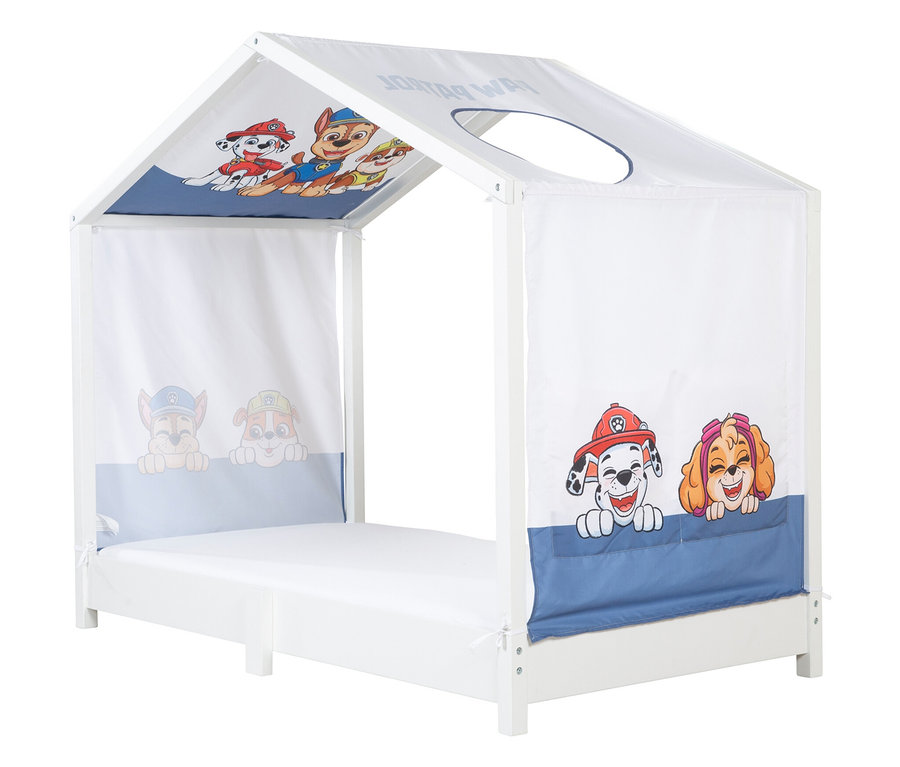 Weißes Kinderbett mit Paw Patrol-Motiven auf dem Dach und den Vorhängen.