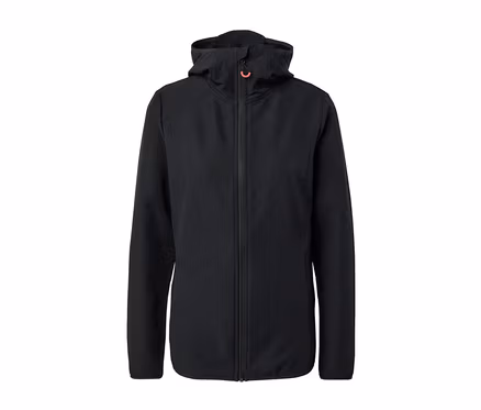 Eine schwarze Softshelljacke mit Kapuze und Reißverschluss.