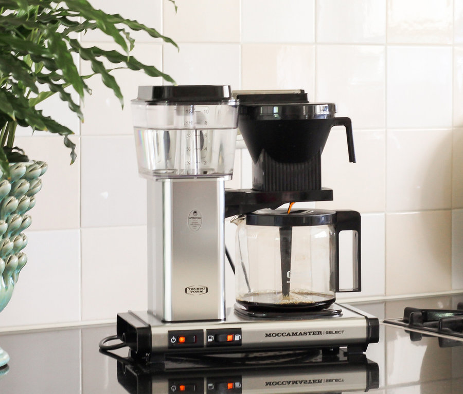 Auf einer Küchentheke steht eine Filterkaffeemaschine »Moccamaster KBG Select«, alu gebürstet.