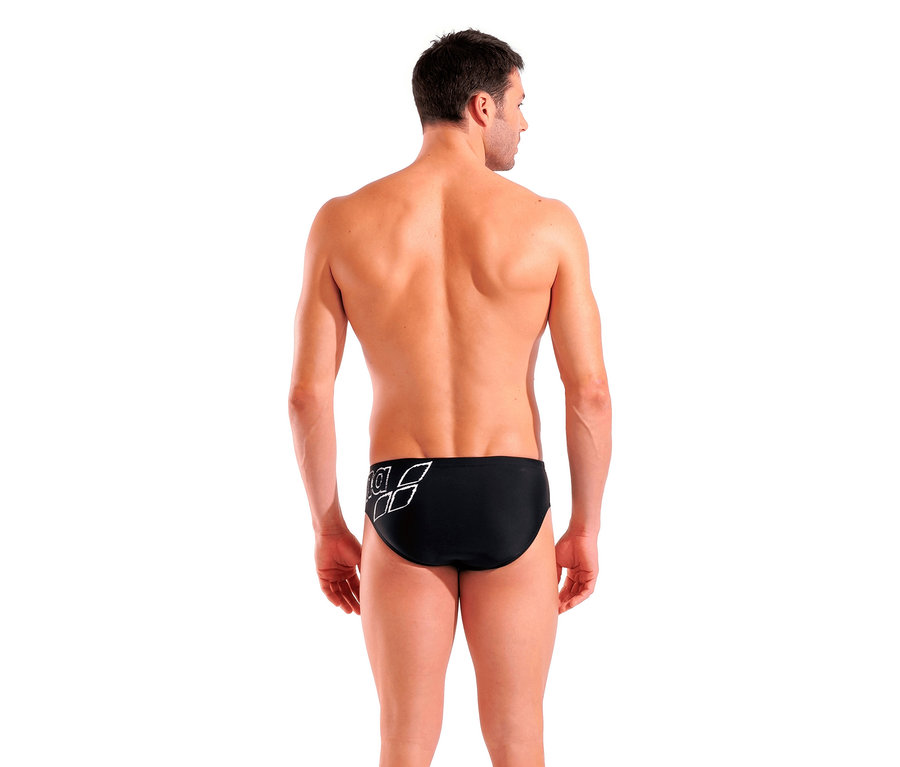 Mann von hinten trägt eine arena Badehosen-Slip Scratchy, schwarz.