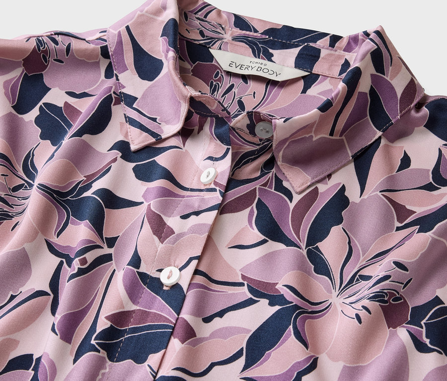 Detailansicht eines Pyjama-Sets mit Blumenmuster.