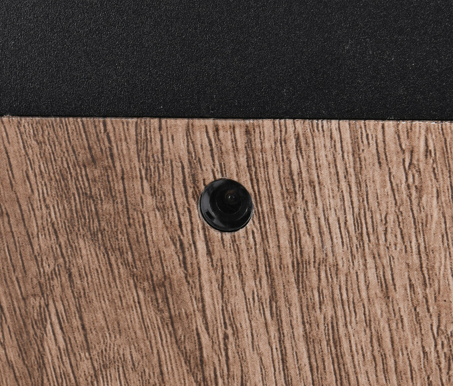 Detail einer Trio Outdoor-Wegeleuchte »Ardila« in Holzoptik.