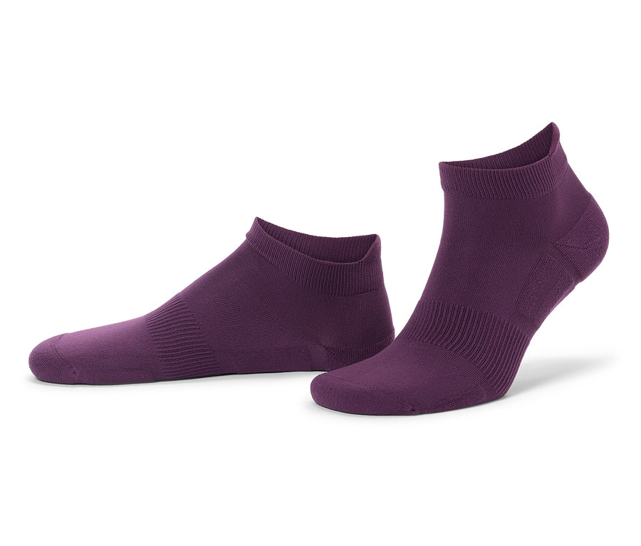 Zwei violette Knöchelsocken auf weißem Hintergrund.