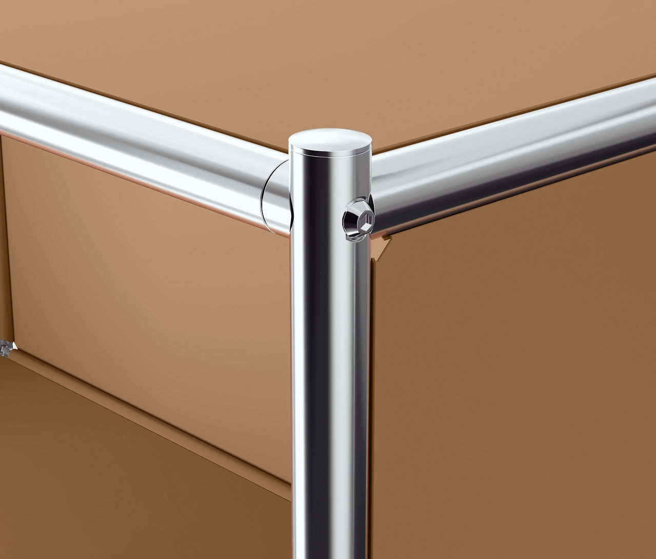 Detail einer Ecke eines braunen Möbels mit verchromtem Rohraufbau.