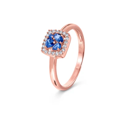 Nahaufnahme eines goldenen 925 Silber Rings »Blau Cluster« mit blauen und weißen Schmucksteinen.