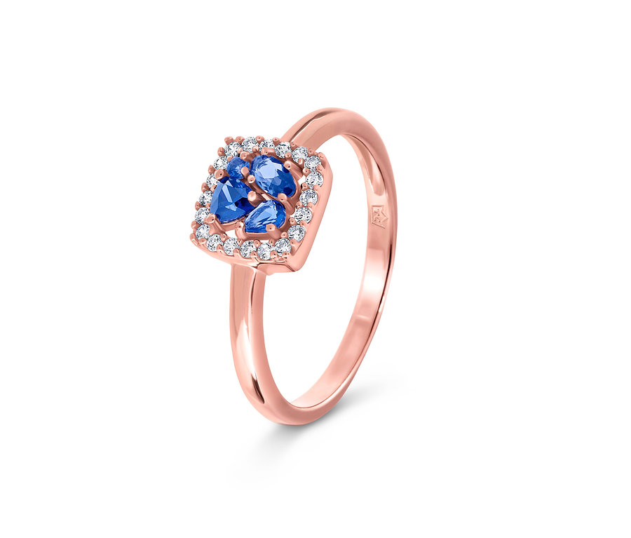 Nahaufnahme eines goldenen 925 Silber Rings »Blau Cluster« mit blauen und weißen Schmucksteinen.