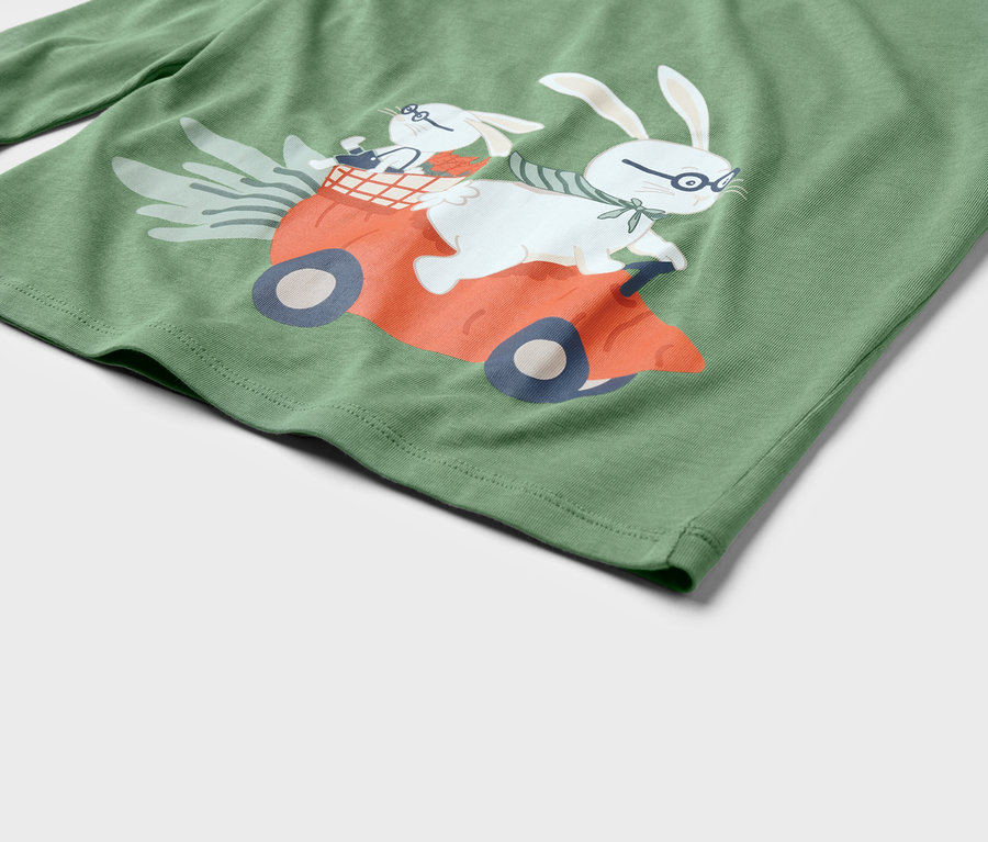Grünes T-Shirt mit einem Aufdruck von zwei Hasen, die in einem orangefarbenen Auto fahren.