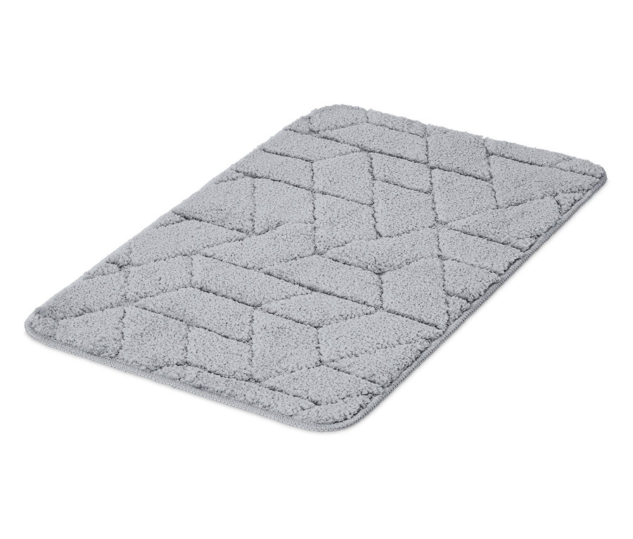 Ein grauer Teppich mit geometrischem Muster liegt auf einem weißen Hintergrund.