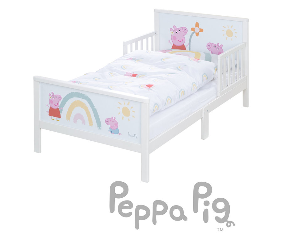 Weißes Kinderbett mit Peppa Pig Motiven auf Kopf- und Fußteil und weißer Bettwäsche.