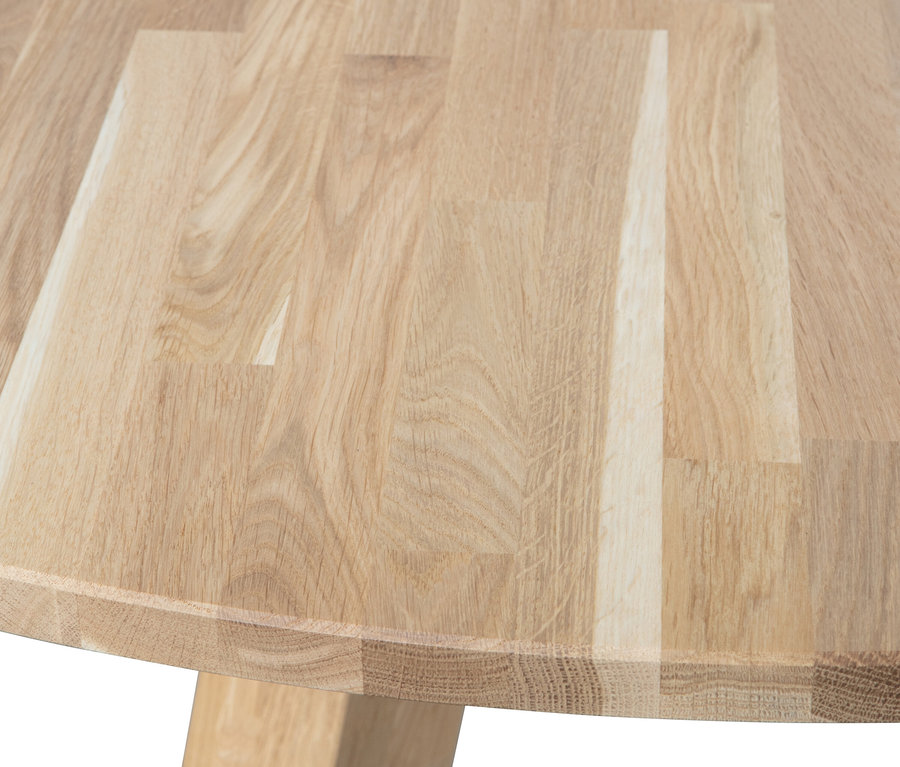 Detailaufnahme eines runden Woood »Rhonda« Esstisches, ca. 150 cm, aus hellem Holz.