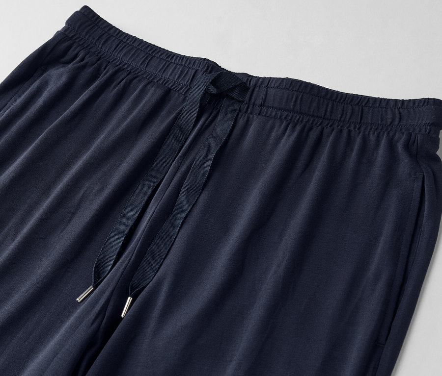 Nahaufnahme einer marineblauen Jogginghose mit Kordelzug.